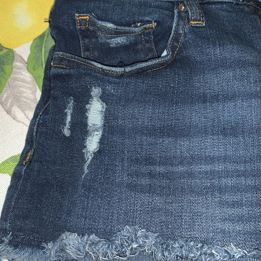 H&M Distressed Shorty Short Med. Denim Jean Short sz 4 EUC